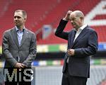 03.06.2024, Fussball Europameisterschaft 2024,  Besuch von Bundeskanzler Olaf Scholz im EM-Stadion Mnchen Fuball Arena. v.l. EM Botschafter Philipp Lahm und Bundeskanzler Olaf Scholz 
