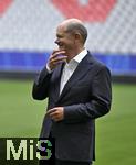 03.06.2024, Fussball Europameisterschaft 2024,  Besuch von Bundeskanzler Olaf Scholz im EM-Stadion Mnchen Fuball Arena. Bundeskanzler Olaf Scholz nachdenklich.
