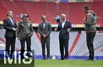 03.06.2024, Fussball Europameisterschaft 2024,  Besuch von Bundeskanzler Olaf Scholz im EM-Stadion Mnchen Fuball Arena. v.l. Vorstandsvorsitzender Jan-Christian Dreesen (FC Bayern Mnchen), x, EM Botschafter Philipp Lahm und Bundeskanzler Olaf Scholz und der Green Keeper von Bayern Mnchen,
