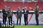 03.06.2024, Fussball Europameisterschaft 2024,  Besuch von Bundeskanzler Olaf Scholz im EM-Stadion Mnchen Fuball Arena. v.l. Vorstandsvorsitzender Jan-Christian Dreesen (FC Bayern Mnchen), x, EM Botschafter Philipp Lahm und Bundeskanzler Olaf Scholz und der Green Keeper von Bayern Mnchen,
