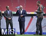 03.06.2024, Fussball Europameisterschaft 2024,  Besuch von Bundeskanzler Olaf Scholz im EM-Stadion Mnchen Fuball Arena. v.l. EM Botschafter Philipp Lahm und Bundeskanzler Olaf Scholz und der Green Keeper von Bayern Mnchen,
