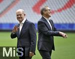 03.06.2024, Fussball Europameisterschaft 2024,  Besuch von Bundeskanzler Olaf Scholz im EM-Stadion Mnchen Fuball Arena. Bundeskanzler Olaf Scholz (Deutschland) und Vorstandsvorsitzender Jan-Christian Dreesen (FC Bayern Mnchen) 
