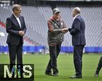 03.06.2024, Fussball Europameisterschaft 2024,  Besuch von Bundeskanzler Olaf Scholz im EM-Stadion Mnchen Fuball Arena. und Vorstandsvorsitzender Jan-Christian Dreesen (FC Bayern Mnchen) , Green Keeper (FC Bayern Mnchen) , Bundeskanzler Olaf Scholz (Deutschland) und Vorstandsvorsitzender Jan-Christian Dreesen (FC Bayern Mnchen) 
