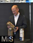 03.06.2024, Fussball Europameisterschaft 2024,  Besuch von Bundeskanzler Olaf Scholz im EM-Stadion Mnchen Fuball Arena. Bundeskanzler Olaf Scholz (Deutschland) mit Graspallets und getrocknetem Gras
