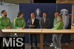 03.06.2024, Fussball Europameisterschaft 2024,  Besuch von Bundeskanzler Olaf Scholz im EM-Stadion Mnchen Fuball Arena. v.l. Bundeskanzler Olaf Scholz (Deutschland) und EM Botschafter Philipp Lahm (Deutschland) unterhalten sich mit Volunteers der EM,