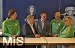 03.06.2024, Fussball Europameisterschaft 2024,  Besuch von Bundeskanzler Olaf Scholz im EM-Stadion Mnchen Fuball Arena. v.l. Bundeskanzler Olaf Scholz (Deutschland) und EM Botschafter Philipp Lahm (Deutschland) unterhalten sich mit Volunteers der EM,