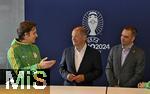 03.06.2024, Fussball Europameisterschaft 2024,  Besuch von Bundeskanzler Olaf Scholz im EM-Stadion Mnchen Fuball Arena. v.l. Bundeskanzler Olaf Scholz (Deutschland) und EM Botschafter Philipp Lahm (Deutschland) unterhalten sich mit Volunteers der EM,