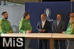 03.06.2024, Fussball Europameisterschaft 2024,  Besuch von Bundeskanzler Olaf Scholz im EM-Stadion Mnchen Fuball Arena. v.l. Bundeskanzler Olaf Scholz (Deutschland) und EM Botschafter Philipp Lahm (Deutschland) unterhalten sich mit Volunteers der EM,