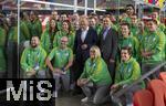 03.06.2024, Fussball Europameisterschaft 2024,  Besuch von Bundeskanzler Olaf Scholz (mitte) im EM-Stadion Mnchen Fuball Arena.  Hier beim Gruppenfoto mit einer Abordnung von Volunteers und Philipp Lahm. 
