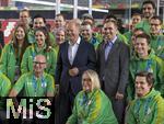 03.06.2024, Fussball Europameisterschaft 2024,  Besuch von Bundeskanzler Olaf Scholz (mitte) im EM-Stadion Mnchen Fuball Arena.  Hier beim Gruppenfoto mit einer Abordnung von Volunteers und Philipp Lahm. 
