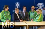 03.06.2024, Fussball Europameisterschaft 2024,  Besuch von Bundeskanzler Olaf Scholz (2.v.li) im EM-Stadion Mnchen Fuball Arena.  Hier beim Gesprch mit einer Abordnung von Volunteers und Philipp Lahm (3.v.re).
