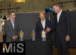 03.06.2024, Fussball Europameisterschaft 2024,  Besuch von Bundeskanzler Olaf Scholz  im EM-Stadion Mnchen Fuball Arena.  v.li:  Philipp Lahm, Bundeskanzler Olaf Scholz, Wolf Tiedemann (CEO PreZero International), mit Behltern mit recyceltem Spielfeld-Gras zum Thema Rohstoffrecycling und Nachhaltige EM 2024.
