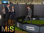 03.06.2024, Fussball Europameisterschaft 2024,  Besuch von Bundeskanzler Olaf Scholz im EM-Stadion Mnchen Fuball Arena.  v.li:  Wolf Tiedemann (CEO PreZero International), Bundeskanzler Olaf Scholz, und Philipp Lahm beim Geschicklichkeitsspiel mit einem Fussball zum Thema Rohstoffrecycling und Nachhaltige EM 2024.

