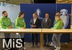 03.06.2024, Fussball Europameisterschaft 2024,  Besuch von Bundeskanzler Olaf Scholz (3.v.li) im EM-Stadion Mnchen Fuball Arena.  Hier beim Gesprch mit einer Abordnung von Volunteers und Philipp Lahm. 
