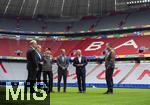 03.06.2024, Fussball Europameisterschaft 2024,  Besuch von Bundeskanzler Olaf Scholz im EM-Stadion Mnchen Fuball Arena.  v.li: -, Vorstandsvorsitzender Jan-Christian Dreesen (FC Bayern Mnchen), Greenkeeper FC Bayern, Philipp Lahm, Bundeskanzler Olaf Scholz, Greenkeeper Peter Sauer (FC Bayern) bei der Platzbegehung.
