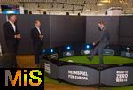 03.06.2024, Fussball Europameisterschaft 2024,  Besuch von Bundeskanzler Olaf Scholz im EM-Stadion Mnchen Fuball Arena.  v.li:  Wolf Tiedemann (CEO PreZero International), Bundeskanzler Olaf Scholz, und Philipp Lahm beim Geschicklichkeitsspiel mit einem Fussball zum Thema Rohstoffrecycling und Nachhaltige EM 2024.
