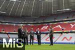 03.06.2024, Fussball Europameisterschaft 2024,  Besuch von Bundeskanzler Olaf Scholz im EM-Stadion Mnchen Fuball Arena.  v.li: -, Vorstandsvorsitzender Jan-Christian Dreesen (FC Bayern Mnchen), Greenkeeper FC Bayern, Philipp Lahm, Bundeskanzler Olaf Scholz, Greenkeeper Peter Sauer (FC Bayern) bei der Platzbegehung.
