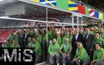 03.06.2024, Fussball Europameisterschaft 2024,  Besuch von Bundeskanzler Olaf Scholz (2.v.re) im EM-Stadion Mnchen Fuball Arena.  Hier beim Gruppenfoto mit einer Abordnung von Volunteers und Philipp Lahm. 
