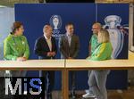 03.06.2024, Fussball Europameisterschaft 2024,  Besuch von Bundeskanzler Olaf Scholz (2.v.li) im EM-Stadion Mnchen Fuball Arena.  Hier beim Gesprch mit einer Abordnung von Volunteers und Philipp Lahm (3.v.re).
