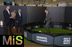 03.06.2024, Fussball Europameisterschaft 2024,  Besuch von Bundeskanzler Olaf Scholz im EM-Stadion Mnchen Fuball Arena.  v.li:  Wolf Tiedemann (CEO PreZero International), Bundeskanzler Olaf Scholz, und Philipp Lahm beim Geschicklichkeitsspiel mit einem Fussball zum Thema Rohstoffrecycling und Nachhaltige EM 2024.
