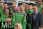 03.06.2024, Fussball Europameisterschaft 2024,  Besuch von Bundeskanzler Olaf Scholz (mitte) im EM-Stadion Mnchen Fuball Arena.  Hier beim Gruppenfoto mit einer Abordnung von Volunteers und Philipp Lahm (re).  
