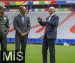 03.06.2024, Fussball Europameisterschaft 2024,  Besuch von Bundeskanzler Olaf Scholz im EM-Stadion Mnchen Fuball Arena.  v.li: Vorstandsvorsitzender Jan-Christian Dreesen (FC Bayern Mnchen), Greenkeeper FC Bayern, Philipp Lahm, Bundeskanzler Olaf Scholz,  bei der Platzbegehung. 
