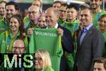 03.06.2024, Fussball Europameisterschaft 2024,  Besuch von Bundeskanzler Olaf Scholz (mitte) im EM-Stadion Mnchen Fuball Arena.  Hier beim Gruppenfoto mit einer Abordnung von Volunteers und Philipp Lahm (re).  
