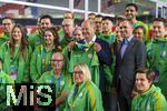 03.06.2024, Fussball Europameisterschaft 2024,  Besuch von Bundeskanzler Olaf Scholz (mitte) im EM-Stadion Mnchen Fuball Arena.  Hier beim Gruppenfoto mit einer Abordnung von Volunteers und Philipp Lahm (re).  
