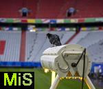 03.06.2024, Fussball Europameisterschaft 2024,  Das EM-Stadion ?Mnchen Fuball Arena?, so heisst die Allianz-Arena Mnchen whrend der EM,  Das Branding ist an den Rngen bereits angebracht, auf der elektrischen Rasensonne sitzt ein vom Regen begossener Rabe.


