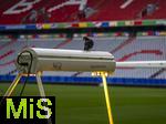 03.06.2024, Fussball Europameisterschaft 2024,  Das EM-Stadion ?Mnchen Fuball Arena?, so heisst die Allianz-Arena Mnchen whrend der EM,  Das Branding ist an den Rngen bereits angebracht, auf der elektrischen Rasensonne sitzt ein vom Regen begossener Rabe.

