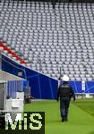 03.06.2024, Fussball Europameisterschaft 2024,  Das EM-Stadion ?Mnchen Fuball Arena?, so heisst die Allianz-Arena Mnchen whrend der EM,  Das Branding ist an den Rngen bereits angebracht, Ein Polizist schaut im Innenraum nach dem Rechten. 
 
