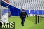 03.06.2024, Fussball Europameisterschaft 2024,  Das EM-Stadion ?Mnchen Fuball Arena?, so heisst die Allianz-Arena Mnchen whrend der EM,  Das Branding ist an den Rngen bereits angebracht, Ein Polizist schaut im Innenraum nach dem Rechten. 
 
