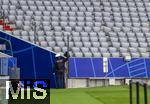 03.06.2024, Fussball Europameisterschaft 2024,  Das EM-Stadion ?Mnchen Fuball Arena?, so heisst die Allianz-Arena Mnchen whrend der EM,  Das Branding ist an den Rngen bereits angebracht, Ein Polizist schaut im Innenraum nach dem Rechten.
 
