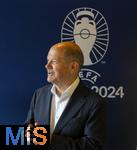 03.06.2024, Fussball Europameisterschaft 2024,  Besuch von Bundeskanzler Olaf Scholz  im EM-Stadion Mnchen Fuball Arena.  Hier beim Gesprch mit einer Abordnung von Volunteers 
