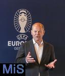03.06.2024, Fussball Europameisterschaft 2024,  Besuch von Bundeskanzler Olaf Scholz  im EM-Stadion Mnchen Fuball Arena.  Hier beim Gesprch mit einer Abordnung von Volunteers und Philipp Lahm.  
