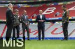 03.06.2024, Fussball Europameisterschaft 2024,  Besuch von Bundeskanzler Olaf Scholz  im EM-Stadion Mnchen Fuball Arena.  Hier beim Gesprch mit Greenkeepern der Allianz Arena und Philipp Lahm und Vorstandsvorsitzender Jan-Christian Dreesen (FC Bayern Mnchen) 