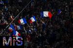 25.06.2024, Fussball UEFA EURO 2024, Vorrunde, 3.Spieltag, Frankreich - Polen, im BVB-Stadion in Dortmund,  Fans Frankreich schwenken ihre Landesflaggen im Streiflicht

