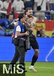 26.06.2024, Fussball UEFA EURO 2024, Vorrunde, 3.Spieltag, Georgien - Portugal, in der Arena AufSchalke Gelsenkirchen,    Guram Kashia (Georgien) herzt einen Fotografen

