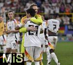 29.06.2024, Fussball UEFA EURO 2024, Achtelfinale, Deutschland - Dnemark, in der BVB-Arena Dortmund,   Torwart Manuel Neuer (Deutschland) und Ilkay Gndogan (Deutschland) liegen sich im Arm.


