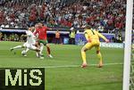 01.07.2024, Fussball UEFA EURO 2024, Achtelfinale, Portugal - Slowenien, in der Frankfurt Arena Frankfurt am Main,   Cristiano Ronaldo (Portugal) gegen Jan Oblak (Slowenien) 

