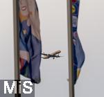 01.07.2024, Fussball UEFA EURO 2024, Achtelfinale, Portugal - Slowenien, in der Frankfurt Arena Frankfurt am Main, Eine CONDOR-Maschine im Anflug auf den Airport Frankfurt aus Palma de Mallorca, im berflug des Stadions. Vorne wehen die Flaggen der UEFA EM 2024.

