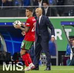 01.07.2024, Fussball UEFA EURO 2024, Achtelfinale, Portugal - Slowenien, in der Frankfurt Arena Frankfurt am Main, 
v.l. Joao Cancelo (Portugal) und Trainer Roberto Martinez (Portugal) 
