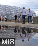 09.07.2024, Fussball UEFA EURO 2024, Halbfinale, Spanien - Frankreich, in der Mnchner-Fussball-Arena. Reger Andrang auf der Esplanade am Eingangsbereich. Die Fans spiegeln sich in einer Pftze
