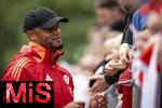 22.07.2024, Fussball 1. Bundesliga 2024/2025, Trainingslager FC Bayern Mnchen in Rottach-Egern am Tegernsee am Sportplatz Birkenmoos, Nach dem Training geben die Spieler den Fans Autogramme. Trainer Vincent Kompany (FC Bayern Mnchen) 