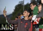 24.07.2024, Fussball 1. Bundesliga 2024/2025, Testspiel im Trainingslager des FC Bayern Mnchen in Rottach-Egern am Tegernsee am Sportplatz Birkenmoos, FC Rottach Egern - FC Bayern Mnchen, Aleksandar Pavlovic (Bayern Mnchen) macht Selfies mit den Fans