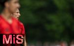 24.07.2024, Fussball 1. Bundesliga 2024/2025, Testspiel im Trainingslager des FC Bayern Mnchen in Rottach-Egern am Tegernsee am Sportplatz Birkenmoos, FC Rottach Egern - FC Bayern Mnchen, Leon Goretzka (FC Bayern Mnchen) versteckt sich hinter einem Mitspieler.