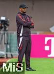 24.07.2024, Fussball 1. Bundesliga 2024/2025, Testspiel im Trainingslager des FC Bayern Mnchen in Rottach-Egern am Tegernsee am Sportplatz Birkenmoos, FC Rottach Egern - FC Bayern Mnchen, Trainer Vincent Kompany (FC Bayern Mnchen) nachdenklich 