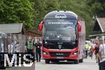 24.07.2024, Fussball 1. Bundesliga 2024/2025, Testspiel im Trainingslager des FC Bayern Mnchen in Rottach-Egern am Tegernsee am Sportplatz Birkenmoos, FC Rottach Egern - FC Bayern Mnchen, Der FCB-Mannschaftsbus fhrt vor.
