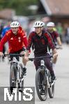 24.07.2024, Fussball 1. Bundesliga 2024/2025, Testspiel im Trainingslager des FC Bayern Mnchen in Rottach-Egern am Tegernsee am Sportplatz Birkenmoos, FC Rottach Egern - FC Bayern Mnchen, re, Sportdirektor Christoph Freund (Bayern Mnchen) auf dem Rad
