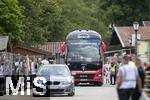 24.07.2024, Fussball 1. Bundesliga 2024/2025, Testspiel im Trainingslager des FC Bayern Mnchen in Rottach-Egern am Tegernsee am Sportplatz Birkenmoos, FC Rottach Egern - FC Bayern Mnchen, Der FCB-Mannschaftsbus fhrt vor.